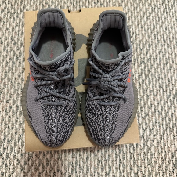 Yeezy 350 v2 grey size 4 - Picture 5 of 7